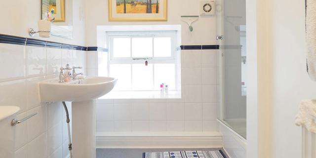 Carpenters Cottage bathroom 1220x620 861580174